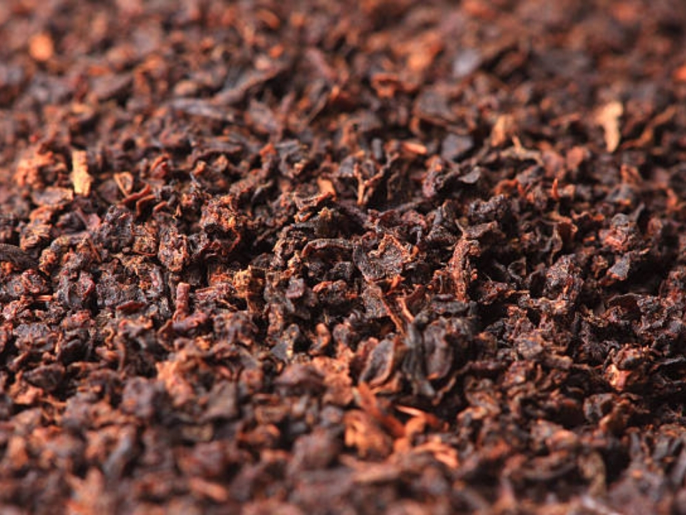 Dùng bã trà để hút bụi và tóc rụng